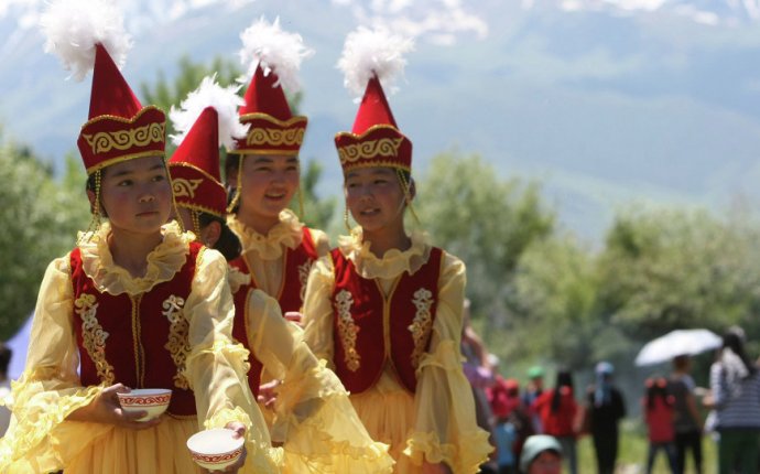 В Японии дети из КР продемонстрировали национальную одежду кыргызов