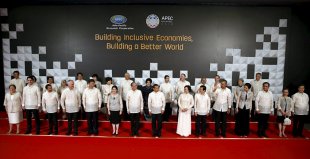 Участники саммита АТЭС надели для общего фото белые филиппинские рубахи