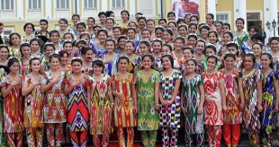 Женщины и девушки Таджикистана в национальных одеждах; фото: Интернет